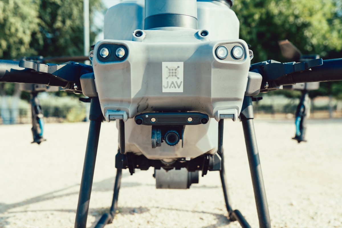 Dron de aplicación con el logo del JAV
